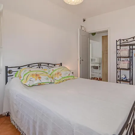 Apartment 1 Bedroom Awesome In *