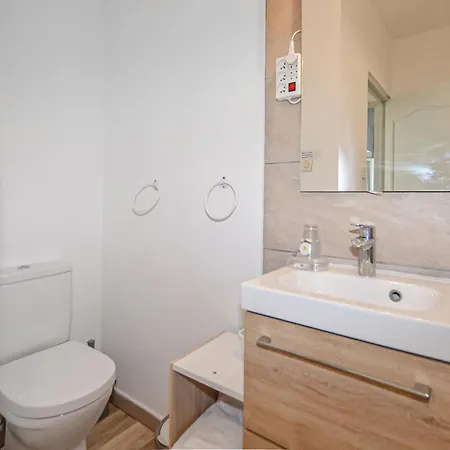 1 Bedroom Awesome In *