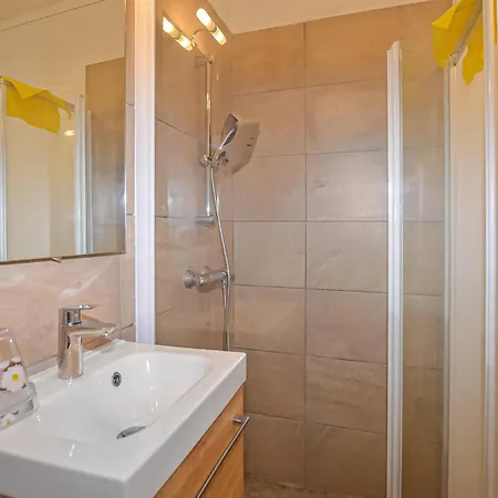 1 Bedroom Awesome In Apartment *